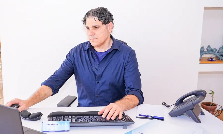 אביחי אלקיים עובד על תיק פנסיוני