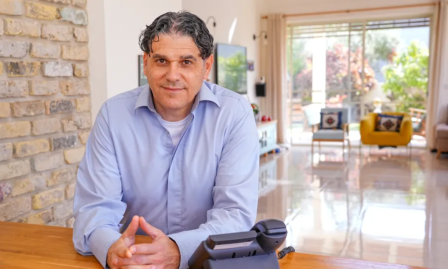 אביחי אלקיים ליד שולחן העבודה