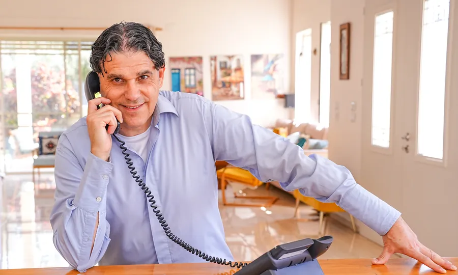 אביחי אלקיים מדבר בטלפון