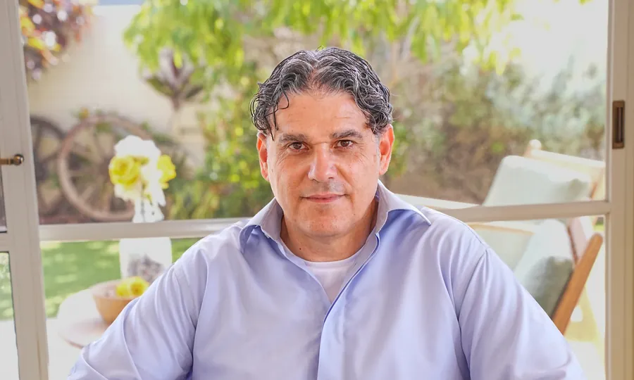 אביחי אלקיים בבית, מול הגינה